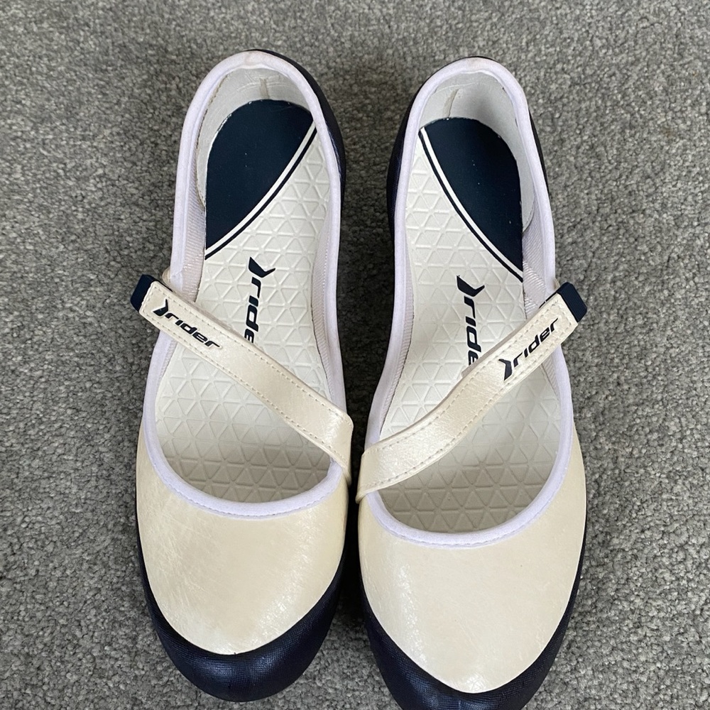 Women’s size 7 Rider Grendene ballet flats
